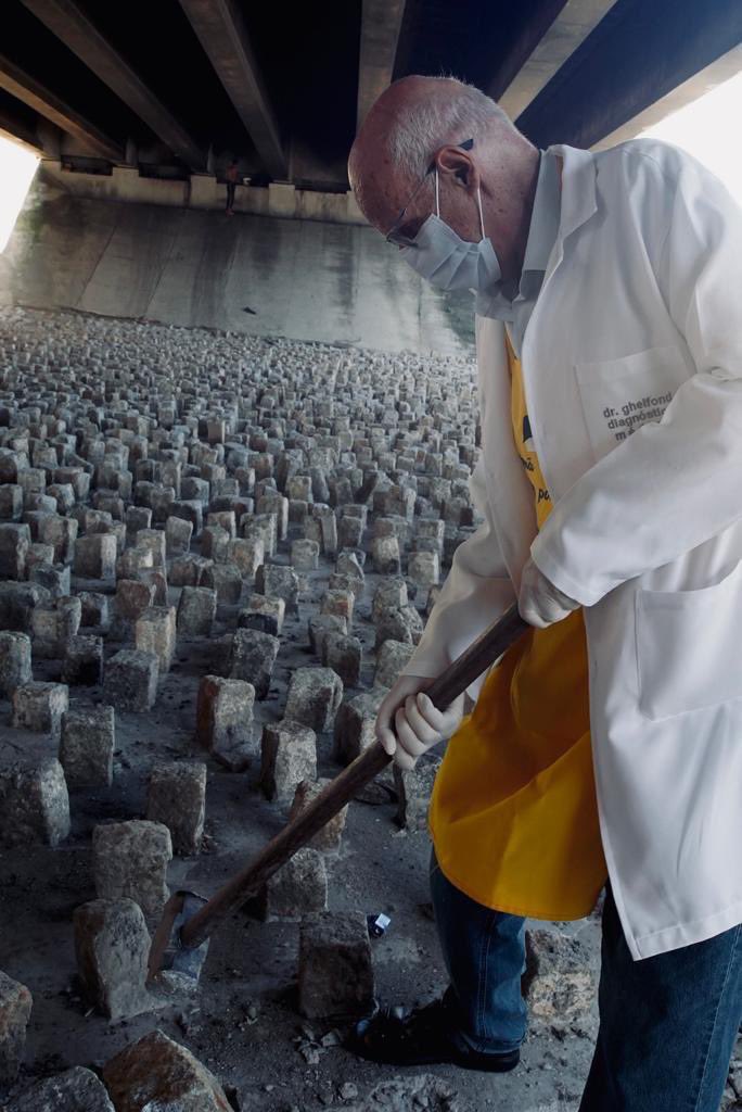 hostiledesign's tweet photo. After the government of São Paulo, Brazil installed rocks to prevent the houseless from resting under this bridge a local priest, @pejulio, decided to destroy them. https://t.co/MCosHiC7Qt