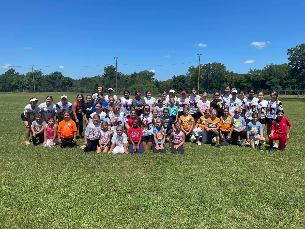 FuryWilliams's tweet photo. Fury girls giving back today helping encourage and teach the next group of young ladies playing this wonderful sport! Great work @abbystokes27 @_emily_bolton_ @JacowayEmilee @BrissaKnight @AlexysWilliams2 @bella_richer @emmalinewhitt @SoftballDown @Fury_Academy https://t.co/OEEyxq7BQe