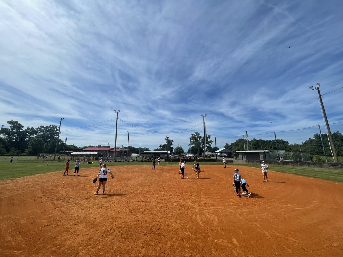 FuryWilliams's tweet photo. Fury girls giving back today helping encourage and teach the next group of young ladies playing this wonderful sport! Great work @abbystokes27 @_emily_bolton_ @JacowayEmilee @BrissaKnight @AlexysWilliams2 @bella_richer @emmalinewhitt @SoftballDown @Fury_Academy https://t.co/OEEyxq7BQe