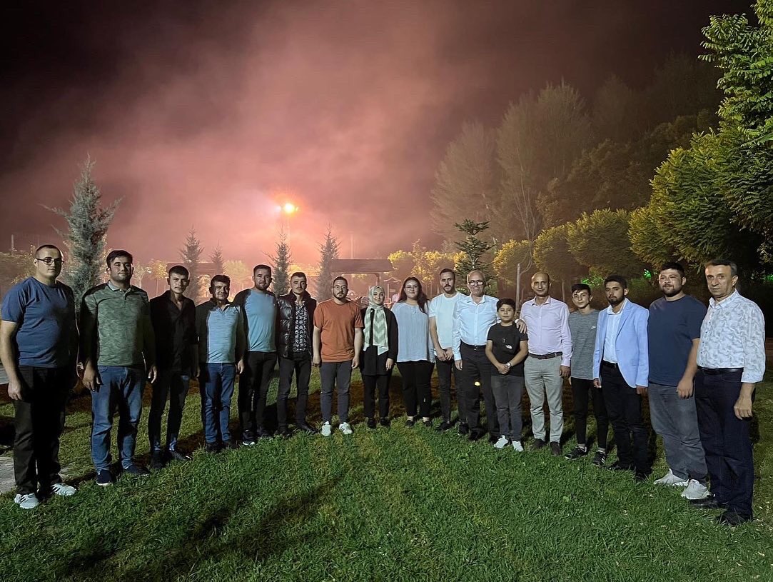 “Çay Bizden Sohbet Bizden” programımızın ilkini İl Başkan Yardımcımız Ali Beke Tunç, il yönetim kurulu üyelerimiz,  İlçe Başkanımız Ebubekir Çam, Belediye Başkanımız Recep Candan, Güneysınır, Akören Gençlik Kolları Başkanlarımız, ilçe yönetim kurulu üyelerimiz