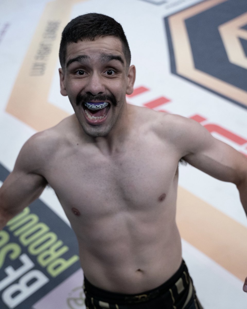 luxfightleague's tweet photo. Alguien más despertó un sábado tan feliz como el ‘Dragón’ Nievas? 😁
From Córdoba 🇦🇷 Fighting out of Tijuana 🇲🇽 Mauricio ‘Dragon’ Nievas (ahora 7-3-0) obtuvo su segunda victoria en LUX en Monterrey 👊
#luxfightleague #luxmma #mmamexico #mmaargentina #mmalatino https://t.co/RelHnjsR9v
