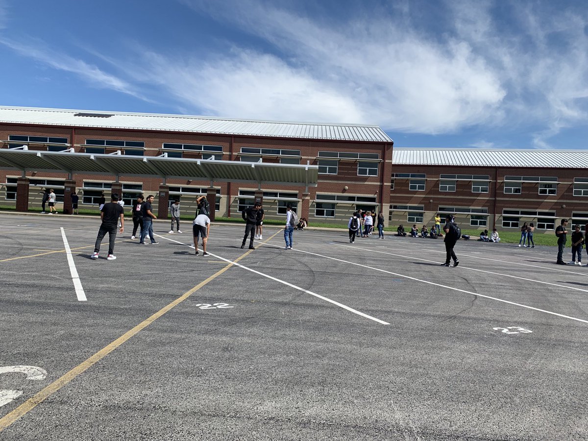 ProfeFelice's tweet photo. One of my favorite things to do with our newcomers….these kids LOVE a good game of futbol! https://t.co/mlDnbkE372