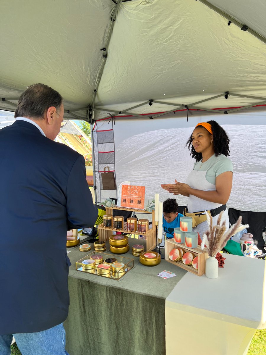 SteveLittleRock's tweet photo. It’s a beautiful Saturday at the Market at Chenal. I enjoyed the booths that were set up and talking to Little Rock residents. Community is important and that makes Little Rock special. #landers22 #littlerock #amayorforeveryone https://t.co/LPV0wcg5m6