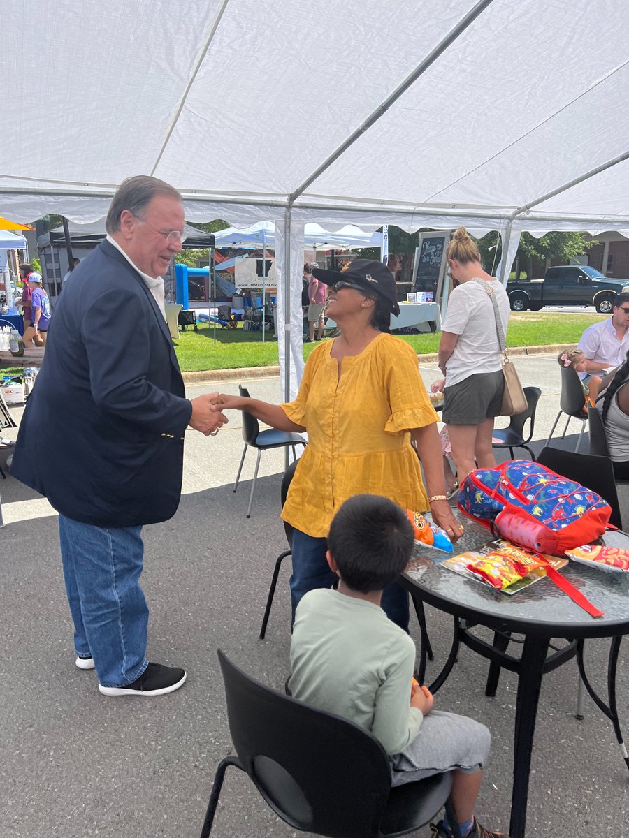 SteveLittleRock's tweet photo. It’s a beautiful Saturday at the Market at Chenal. I enjoyed the booths that were set up and talking to Little Rock residents. Community is important and that makes Little Rock special. #landers22 #littlerock #amayorforeveryone https://t.co/LPV0wcg5m6