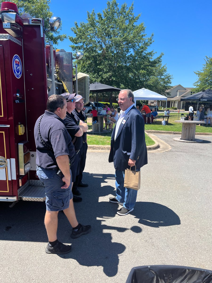 SteveLittleRock's tweet photo. It’s a beautiful Saturday at the Market at Chenal. I enjoyed the booths that were set up and talking to Little Rock residents. Community is important and that makes Little Rock special. #landers22 #littlerock #amayorforeveryone https://t.co/LPV0wcg5m6