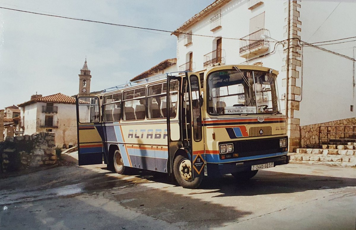 Eduard_Lpz's tweet photo. Rescatando fotos de los autobuses que recorrían estas carreteras hace unos años, éste es el #autobús, #cochedelínea o #correo que hacía la línea #Teruel-#LaIglesueladelCid, también de la empresa #Altaba, en la parada que hacía en #Fortanete (📷: probablemente #años80) #maestrazgo https://t.co/aQjYhFIE0g