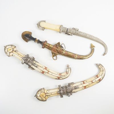 IsiAuk's tweet photo. MAROC - Ensemble comprenant 4 KOUMYAS, poignées en bois ou os, lame courbes, fourreaux au modèle, seconde moitié XXème. 

#morocco
#amazigh https://t.co/b8a8VW3kIX