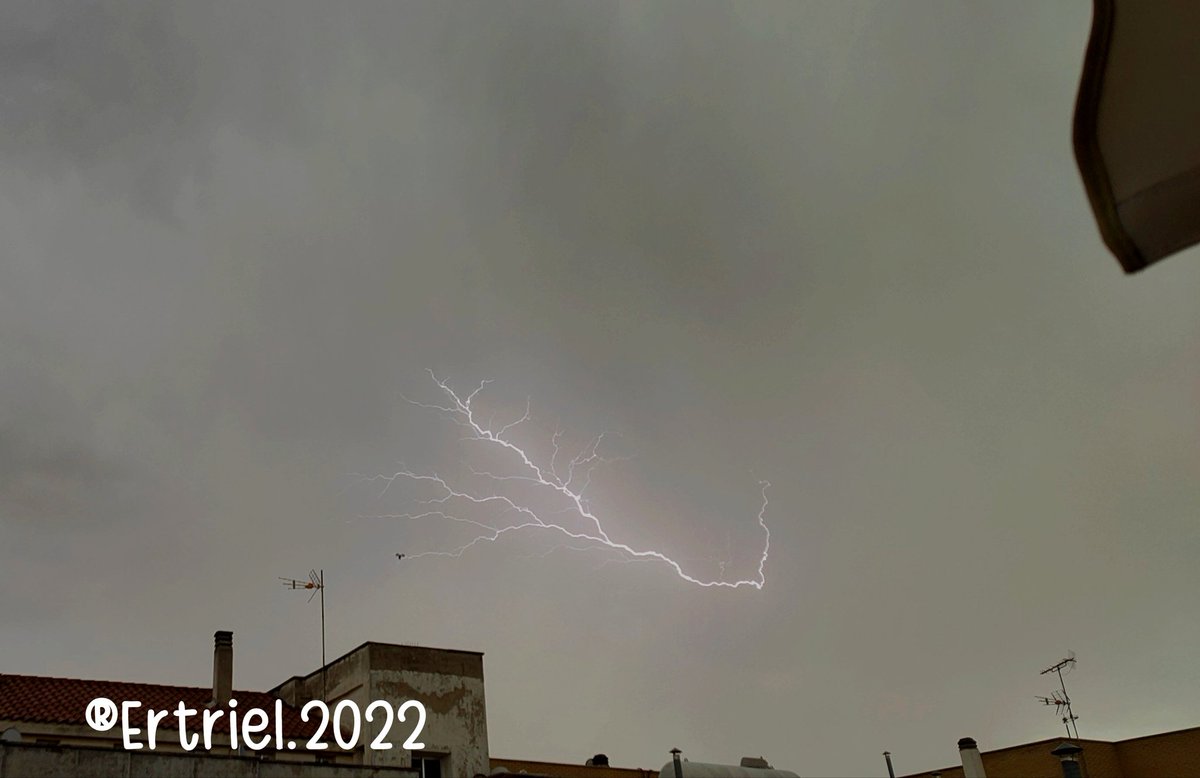 Ertriel's tweet photo. Tormenta vespertina en Ciudad Real capital.
13 agosto 2022 18.45h aprox
(1ª parte)
@meteocr @meteociudadreal @tiempobrasero @ElTiempoCMM @ElTiempoA3 @ElTiempo_tve @ecazatormentas @Carri_stormcha @AEMET_CLaMancha https://t.co/KV82mIPY3C