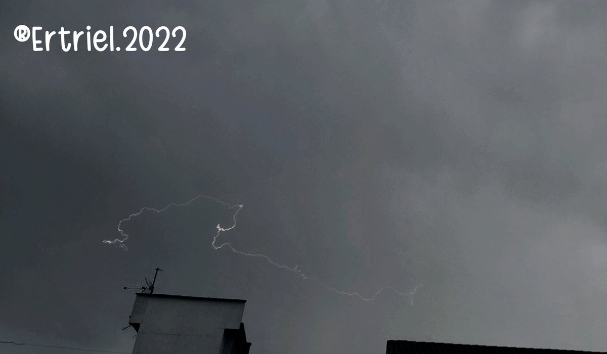 Ertriel's tweet photo. Tormenta vespertina en Ciudad Real capital.
13 agosto 2022 18.45h aprox
(2ª parte)
@meteocr @meteociudadreal @tiempobrasero @ElTiempoCMM @ElTiempoA3 @ElTiempo_tve @ecazatormentas @Carri_stormcha @AEMET_CLaMancha https://t.co/dmYxNwS7j7