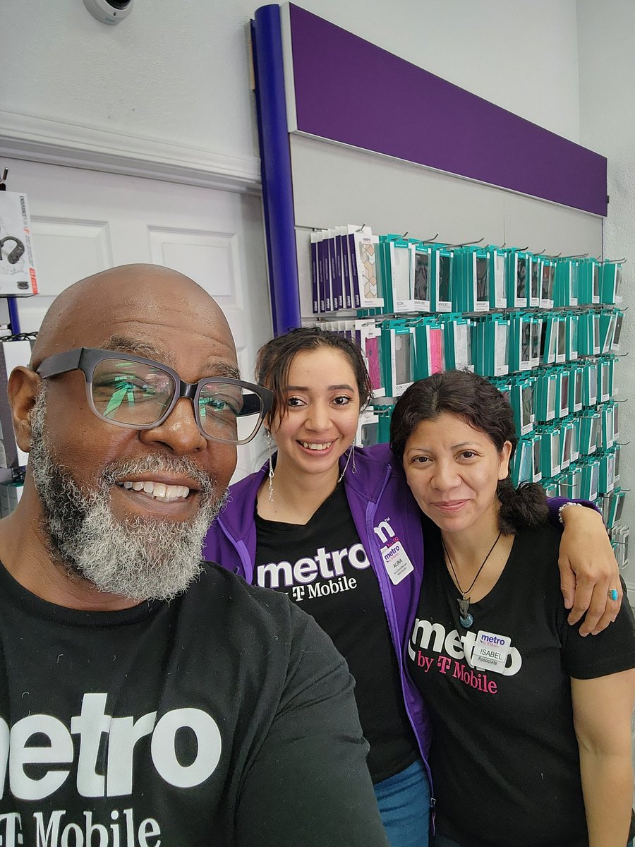 These beautiful ladies at Aloba Oakland are "All In" on HSI and ACP!! 👏🏾👏🏾👏🏾💯 <a href="/JamesLeeWW/">James Lee</a> <a href="/kharen_g/">Kharen G</a> <a href="/MetroByTMobile/">Metro by T-Mobile</a>