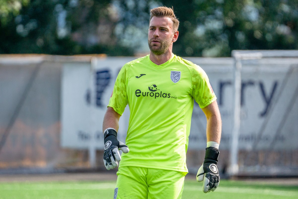 Tough day for <a href="/MerthyrTownFC/">The Martyrs</a> against <a href="/BracknellTownFC/">Bracknell Town FC</a> . Full Match Album: flic.kr/s/aHBqjA2QjB