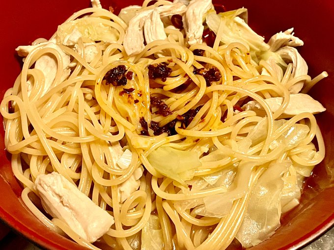 ラー油と鶏キャベツのペペロンチーノ
ええ感じに辛いいい
鶏がらスープと中華だしのワンポットパスタ 