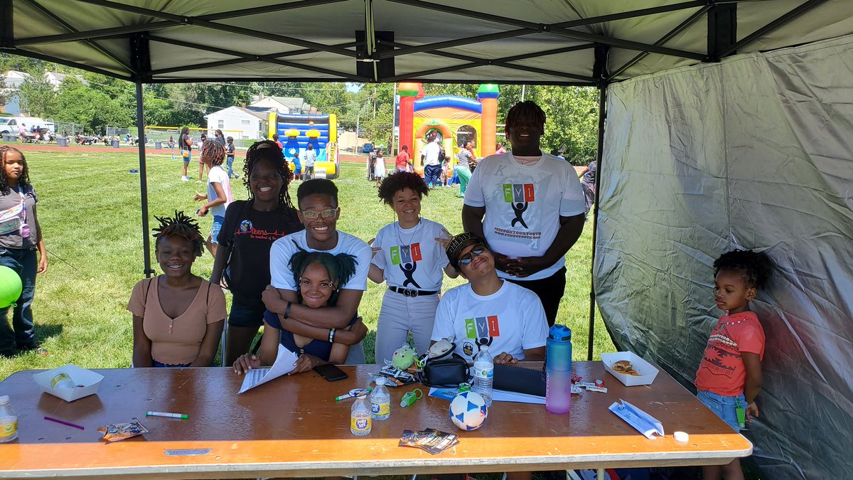 FYIFergYouth's tweet photo. This group of teens was AMAZING today at the Back to School Fair. They recruited and networked with members of the community. #FYITeens #InnovationHS #FFSD https://t.co/2SsVE0xDaG