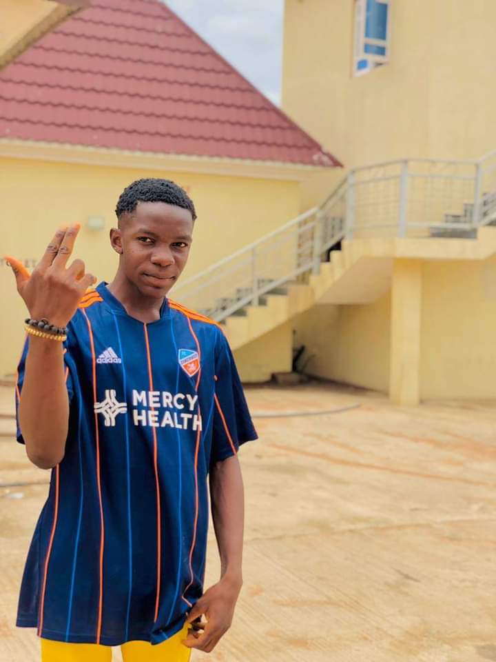 Mello30918740's tweet photo. @captangh, we know say you dey de Amelika some but you dey hide so please come out wae, boys wan organise meet and greet party give you Falaaa, Ofunu, you be Jon boy waa, dis be your reward for selling out the family 🤣🤣🤣 https://t.co/mjTOlJ04W9