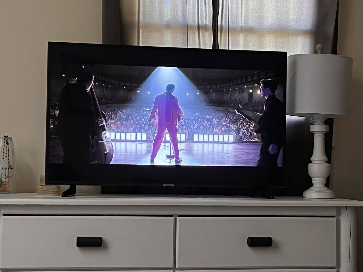 Countrychick76's tweet photo. I am one happy girl today!!! #elvismovie @ElvisPresley @ArgoMemphis @austinbutler @bazluhrmann @VisitGraceland https://t.co/v9hpqBzCNv