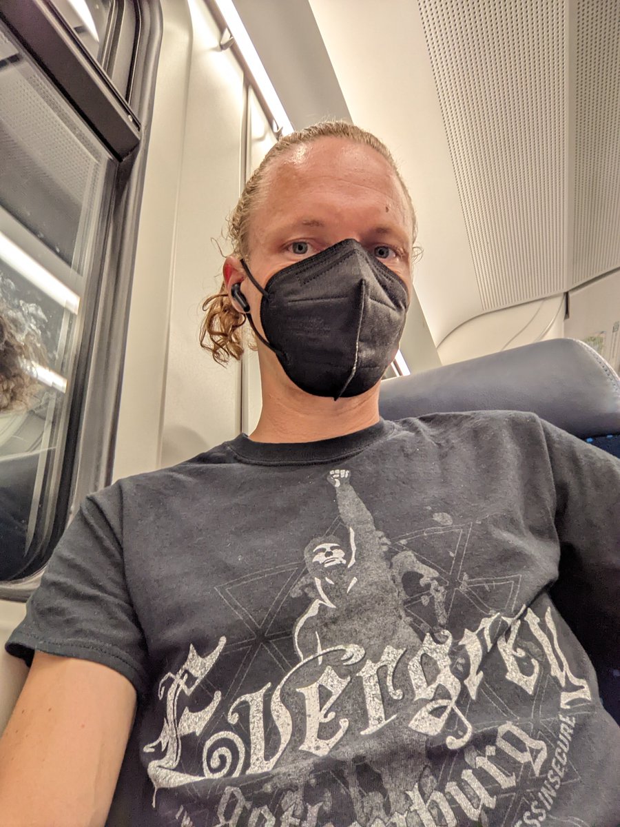 mpdeimos's tweet photo. Wearing face masks is an essential, but low effort means to protect against COVID-19. I've been at three concerts last week, incl after-show parties 🦇 Always wearing a mask, but still working hard in the front rows 🤘 Tests were negative since a week, although CovApp warnings 😷 https://t.co/FazMn9g3XR