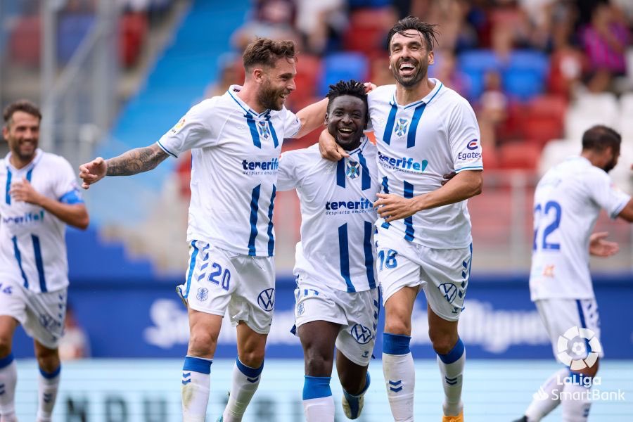 Yendy_Hernandez's tweet photo. Consideran hombro la manga de #EnricGallego. Venía #EladyZorrilla para el empate de hormigón.
Con el banquillo manga por hombro, #Ramis exprime a #MoDauda y #Shashoua. Buen #Teto.
¿Si #Cordero pide esfuerzo económico a la directiva le darán manga por hombro?
#EibarTenerife 2-1 https://t.co/Q4aEPqBupd
