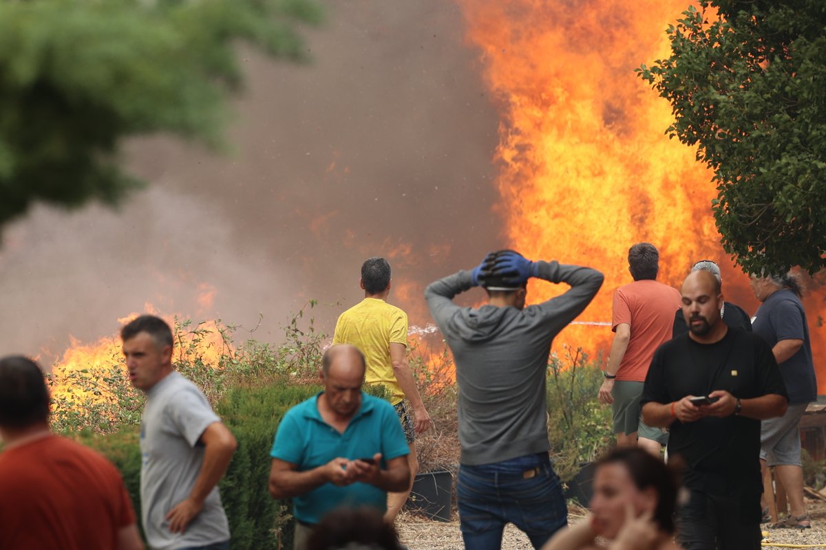 europapress's tweet photo. El fuego de Añón de Moncayo (Zaragoza) continúa "muy activo y fuera de capacidad de extinción" debido al viento y los efectivos advierten de que las perspectivas son malas https://t.co/m3VPGH8IVy https://t.co/8RsmM6dqfl