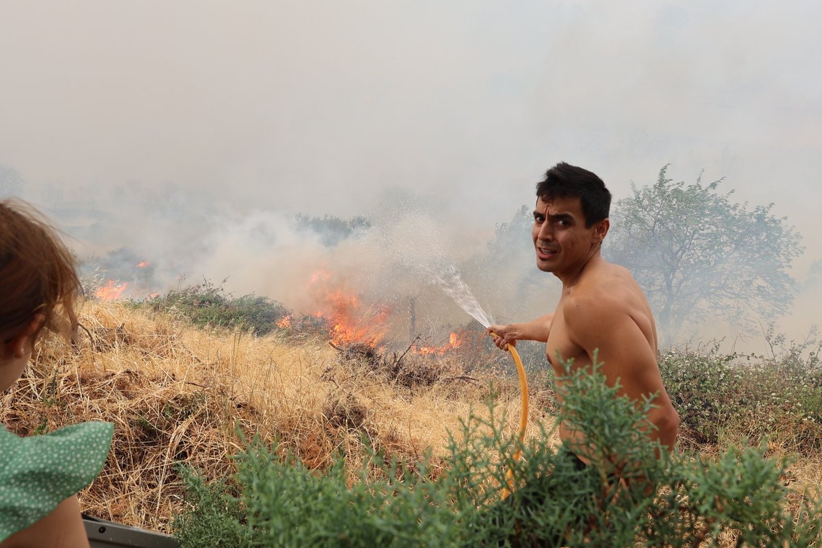 europapress's tweet photo. El fuego de Añón de Moncayo (Zaragoza) continúa "muy activo y fuera de capacidad de extinción" debido al viento y los efectivos advierten de que las perspectivas son malas https://t.co/m3VPGH8IVy https://t.co/8RsmM6dqfl