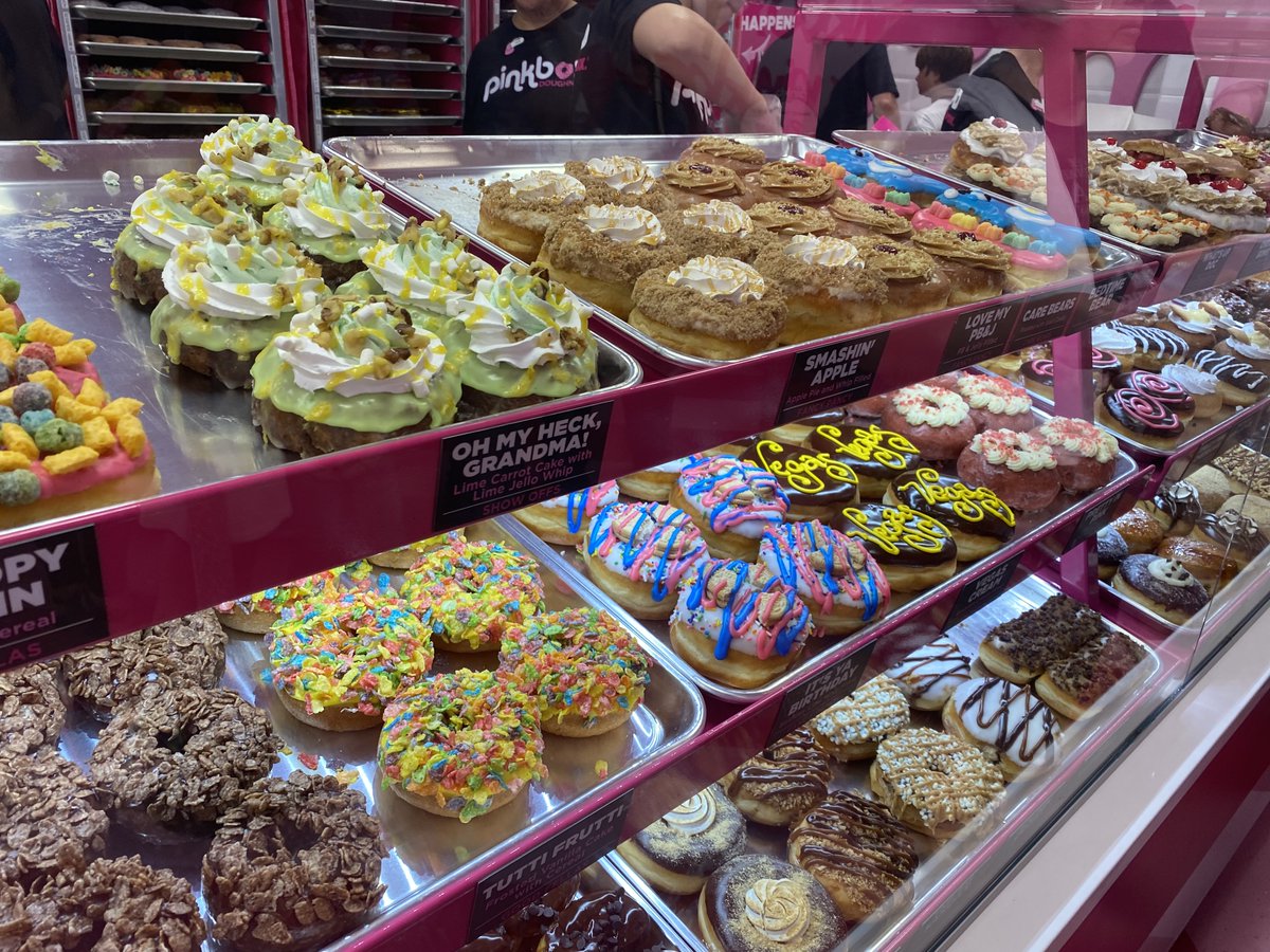 ElleCNews's tweet photo. Well, @Pinkboxdoughnut sure has a lot of fans in St. George. The Grand Opening was flooded with locals. Article coming soon! #Utah #news https://t.co/x41UILtf6u