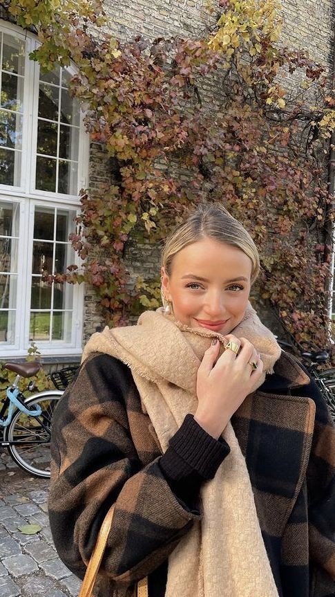 shewearprada's tweet image. Autumn days 🍂☕🥮⛅