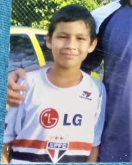 SaoPauloFC's tweet photo. Olha aí o pequeno Nahuel Ferraresi com a camisa do Tricolor! 😍

Foi um presente do ex-jogador argentino Adolfo “Pocho” Ferraresi, pai de Nahuel.

Ele guarda a foto até hoje, cheio de orgulho! ❤️🤍🖤

#VamosSãoPaulo 🇾🇪 https://t.co/Zp7AW0hzA9