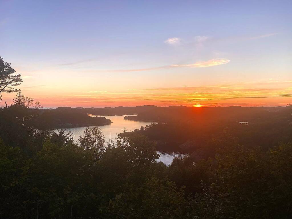 Sreblov's tweet photo. Laatste avond op een Noorse camping, morgenavond zitten we op de veerboot naar Denemarken. Fraaie #zonsondergang aan de Atlantische kust vlakbij #Bergen #sreblovontour #visitnorway #sunset #sea #norge https://t.co/Rp84L1pK0Z https://t.co/rJOWvrsPkI