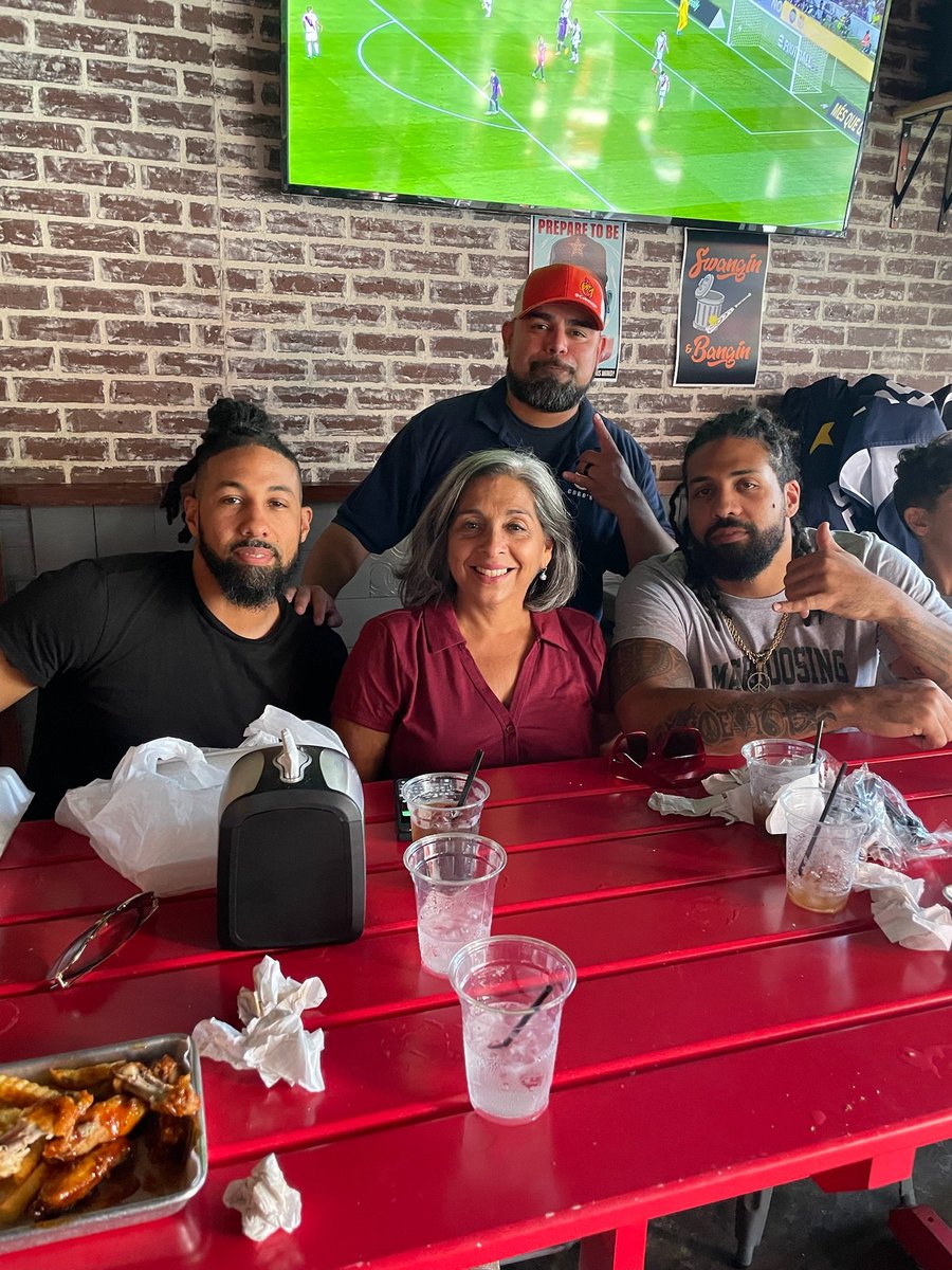 CobosQue's tweet photo. The fam came thru today..
@mysizemore @abdulfoster9 @ArianFoster https://t.co/uKAGXQMc5S