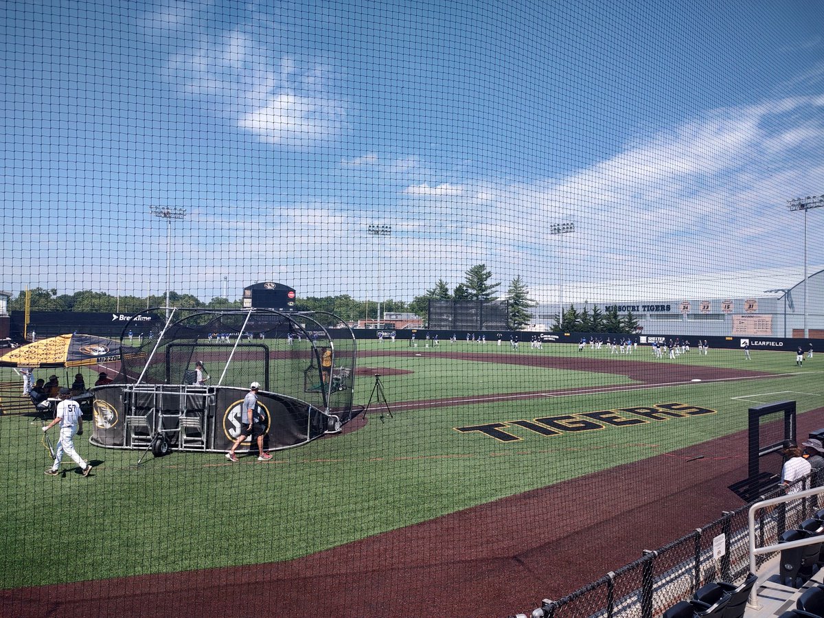 SteveDillender's tweet photo. An entire outfield full of guys at the @BUSShowcase at @MizzouBaseball and who is manning the buckets in CF... @SDillender2023 of course, my dude cracks me up. Great way to stay busy watching everyone else hit!! https://t.co/WxRTDbMcgK