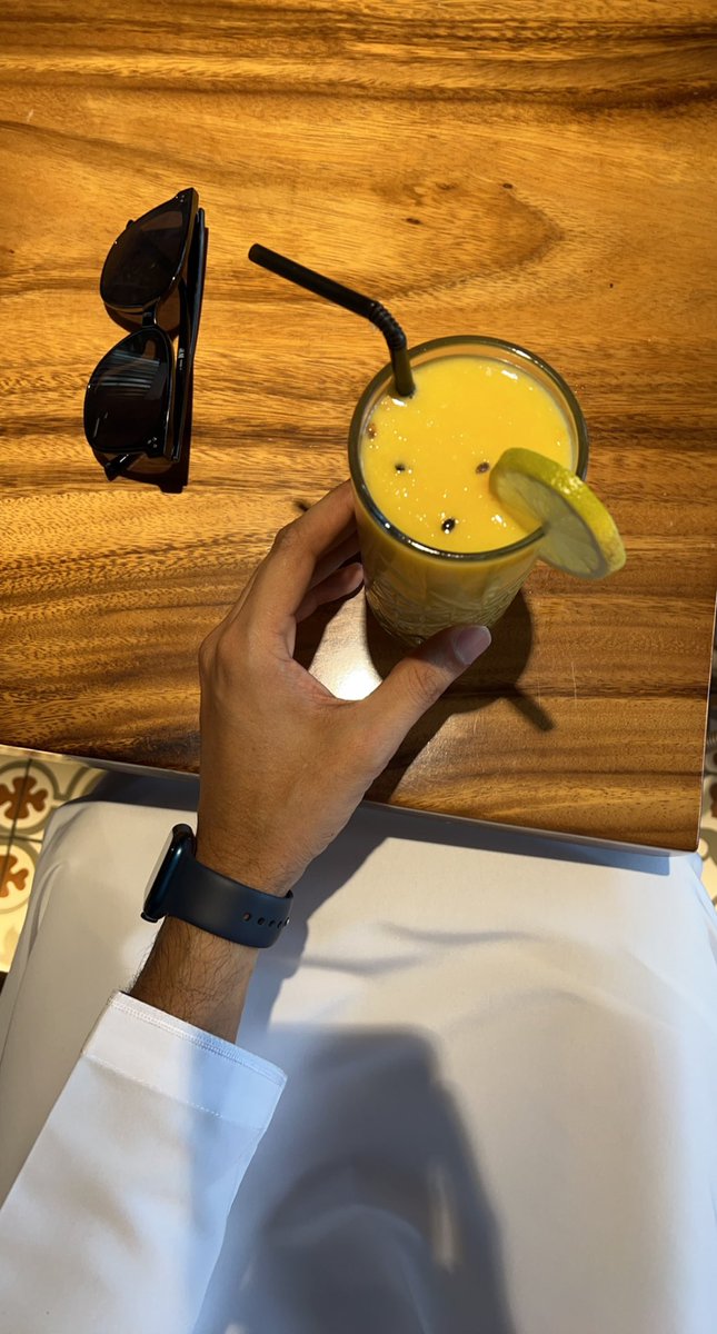 من هنا وهُناك 💙 .. الصبح عصير وفليل قهوه .. ومن ترجع البيت  بطنك يحيسك 🫄🏼😵‍💫.. شكر ربك ما تظرب كرنك ع ذا الخلط ⚙️🛠