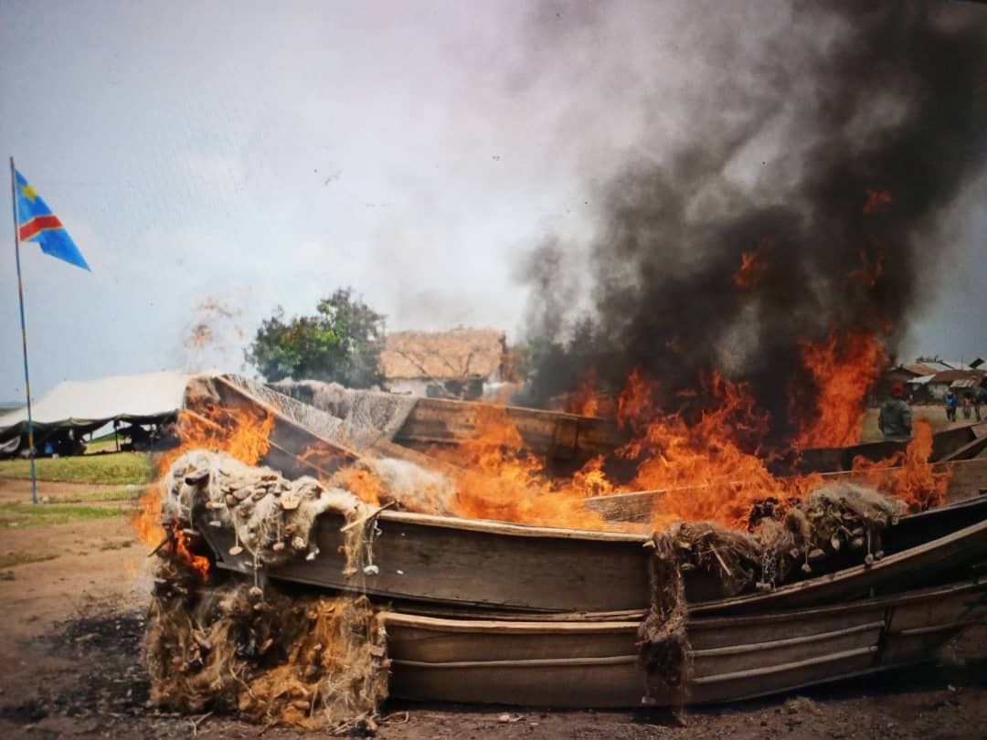 michombero's tweet photo. RDC : #Destruction des écosystèmes sur le lac Édouard, plusieurs #pirogues et #filets des #pêcheurs clandestins détruites par la #Marine Congolaise à #Vitshumbi.
@IccnRdc
@Emmanue01310425
@WWF https://t.co/QYloGJgWD0