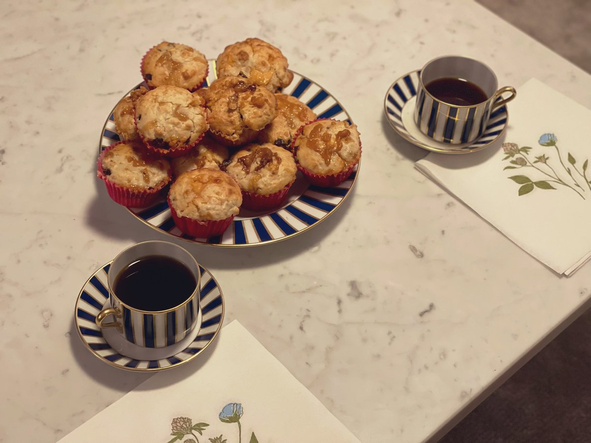 時差ぼけのうえに休日でほかにすることがなくなったのでマフィンを焼いた。リンゴとデーツとミルクジャム入り。