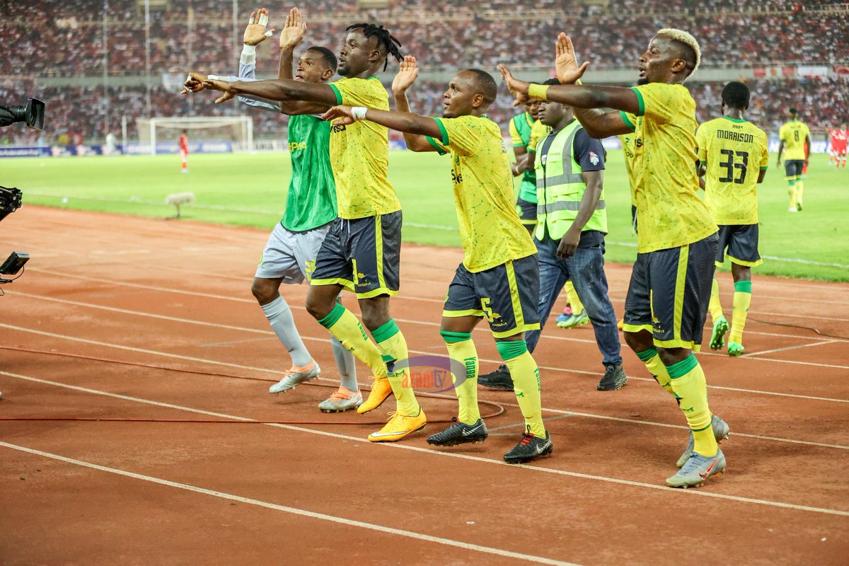 PanAfricaFooty's tweet photo. Yanga SC saw off Simba SC 2-1 to win the 2022 Tanzania 🇹🇿 community shield 🔥
#NgaoYaJamii2022 #NgaoYaJamii #ComunityShield2022 #KariakooDerby #AfricanFootball #DerbyYaKariakoo #WataniWaJadi #Tanzania #SokaLetuBamBam #YangaVsSimba #YangaSimba #YangaSC #SimbaSC https://t.co/1XGNSz8ExE