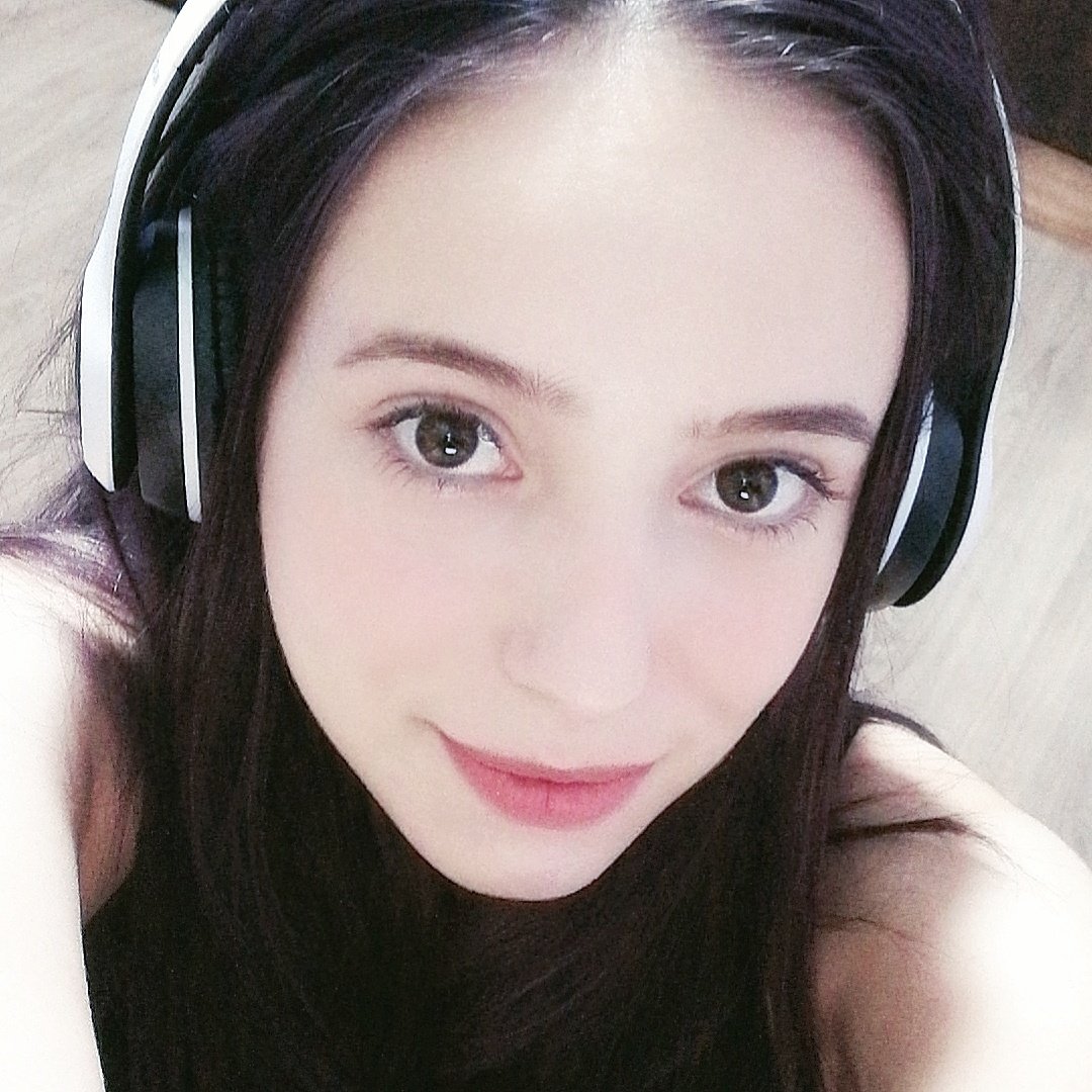 ulonilo's tweet photo. gamer girl hh https://t.co/3sZZfHJ4y2
