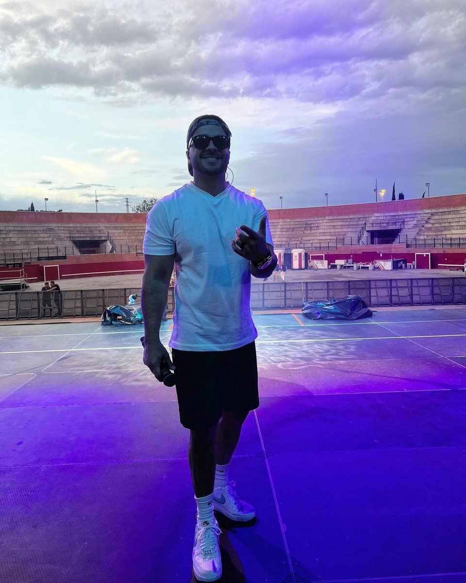 LuisFonsi's tweet photo. Esta noche canto en Onda, España por primera vez. 🔥❤️ #SoundCheck #NochePerfectaTour https://t.co/KBOCHAlEZj