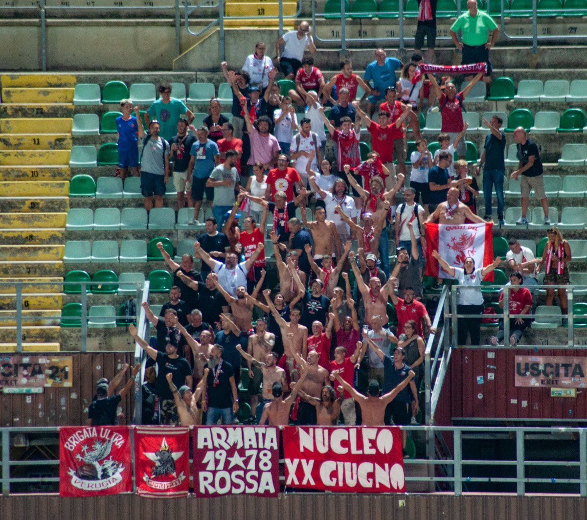 ACPerugiaCalcio's tweet photo. Ovazione per i nostri 117 tifosi che anche oggi non ci hanno mancare il proprio sostegno!
👏👏👏👏
#forzagrifo #PalermoPerugia @Lega_B #SerieBKT #PALPER #noisiamoperugia https://t.co/0TMt7kbozY