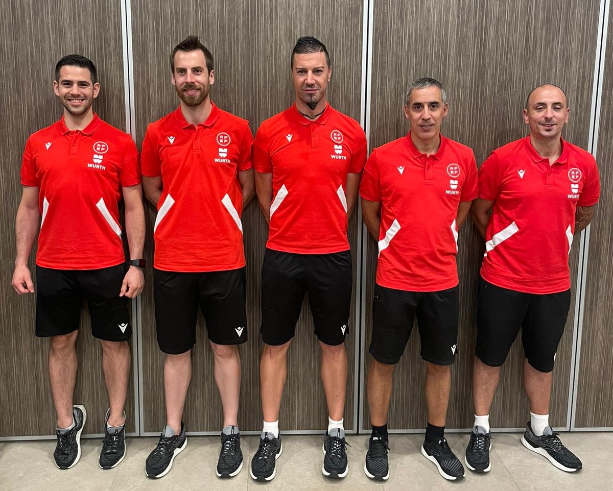 😁 Los árbitros vascos de 1ª y 2ª en las pruebas físicas y técnicas que se están celebrando desde el jueves hasta el domingo en Las Rozas.

👤 Kepa Díez
👤 Xabier Huarte
👤 Aitor Felipe
👤 Miguel Bardera
👤 Eder Gómez de Salazar

#Futsal #lasrozas #rfef #ctafs #cogafs