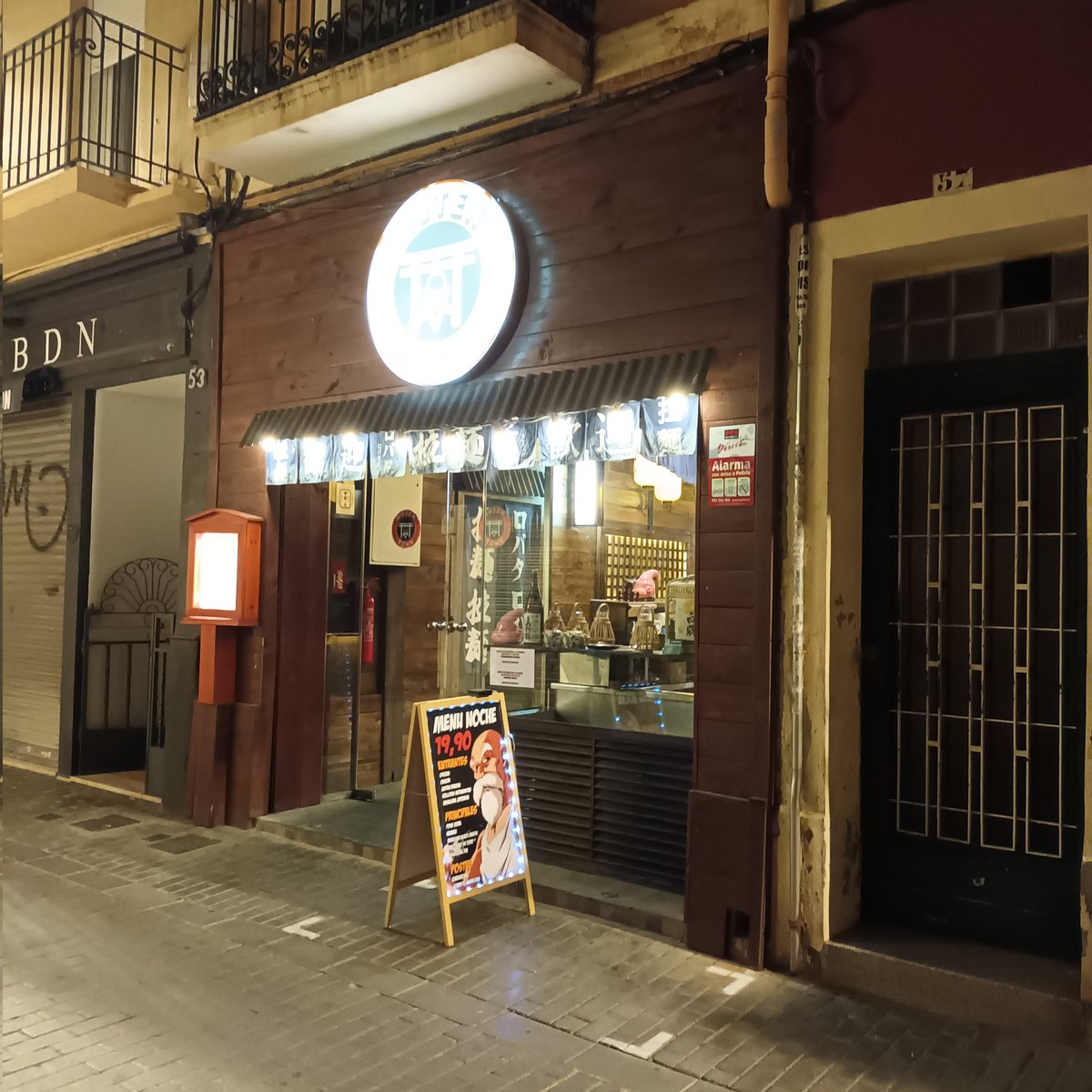 VMaignon's tweet photo. Els del Restaurant Muten Town son d'aquells afortunats als que la @Badalona_GUB no veu mai.. porten una setmana aparcant el seu petit cotxe al c/Lleó i cada vegada que molesta hem d'aguantar el clàxon del que vol passar i el de dins del rest. que surt al cap d'una bona estona 1/2 https://t.co/jkl0fqsfFK