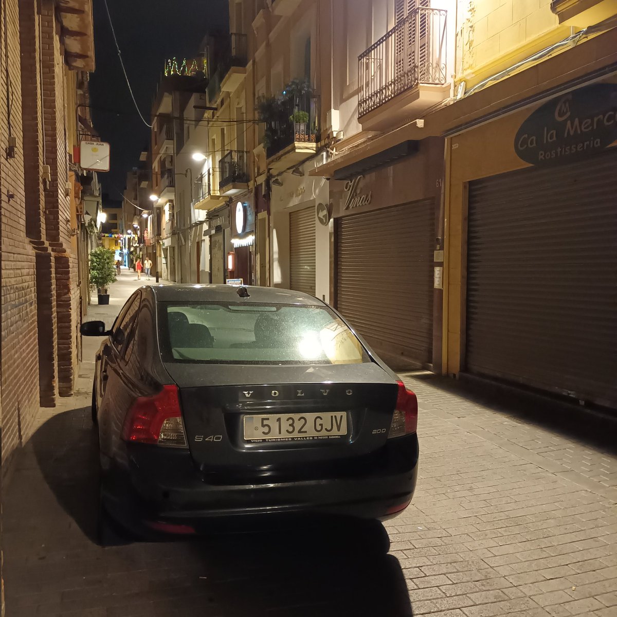 VMaignon's tweet photo. Els del Restaurant Muten Town son d'aquells afortunats als que la @Badalona_GUB no veu mai.. porten una setmana aparcant el seu petit cotxe al c/Lleó i cada vegada que molesta hem d'aguantar el clàxon del que vol passar i el de dins del rest. que surt al cap d'una bona estona 1/2 https://t.co/jkl0fqsfFK