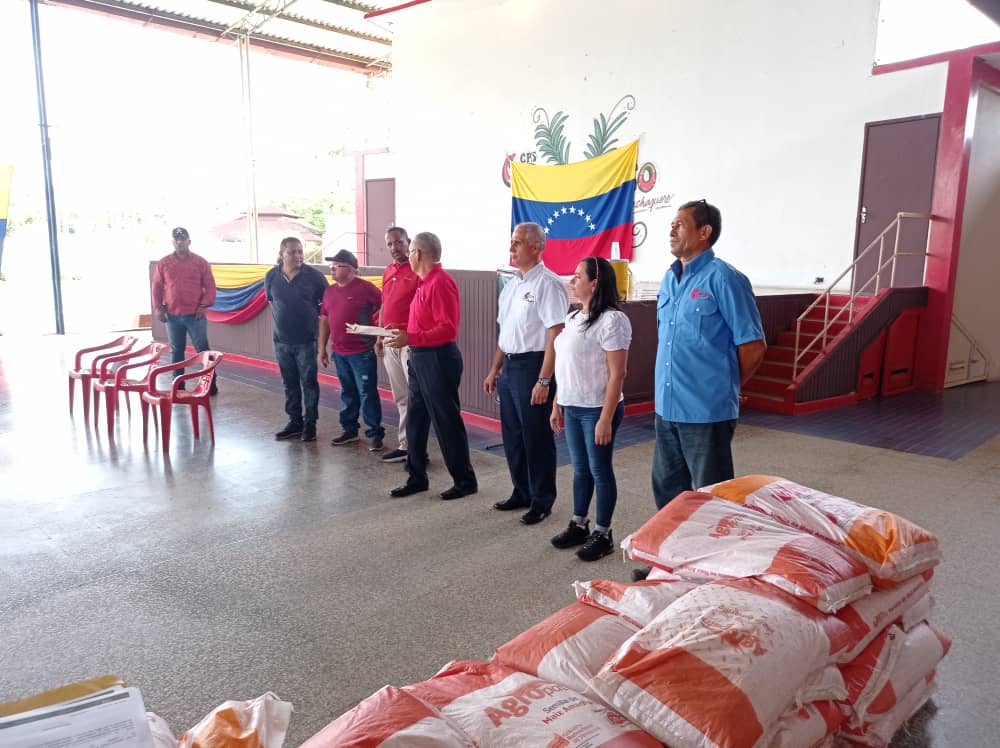 corpozuliaofi's tweet photo. 2/2 Siguiendo instrucciones de nuestro Comandante Presidente @NicolasMaduro, se entregaron semillas de maíz a pequeños y medianos agricultores, la meta es alcanzar en la COL un total de 10 mil hect. para consolidar el plan de soberanía alimentaria.@Corpozuliaofi @JacquelinePSUV https://t.co/DR84ed1iLG