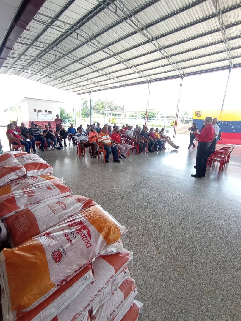 corpozuliaofi's tweet photo. 2/2 Siguiendo instrucciones de nuestro Comandante Presidente @NicolasMaduro, se entregaron semillas de maíz a pequeños y medianos agricultores, la meta es alcanzar en la COL un total de 10 mil hect. para consolidar el plan de soberanía alimentaria.@Corpozuliaofi @JacquelinePSUV https://t.co/DR84ed1iLG