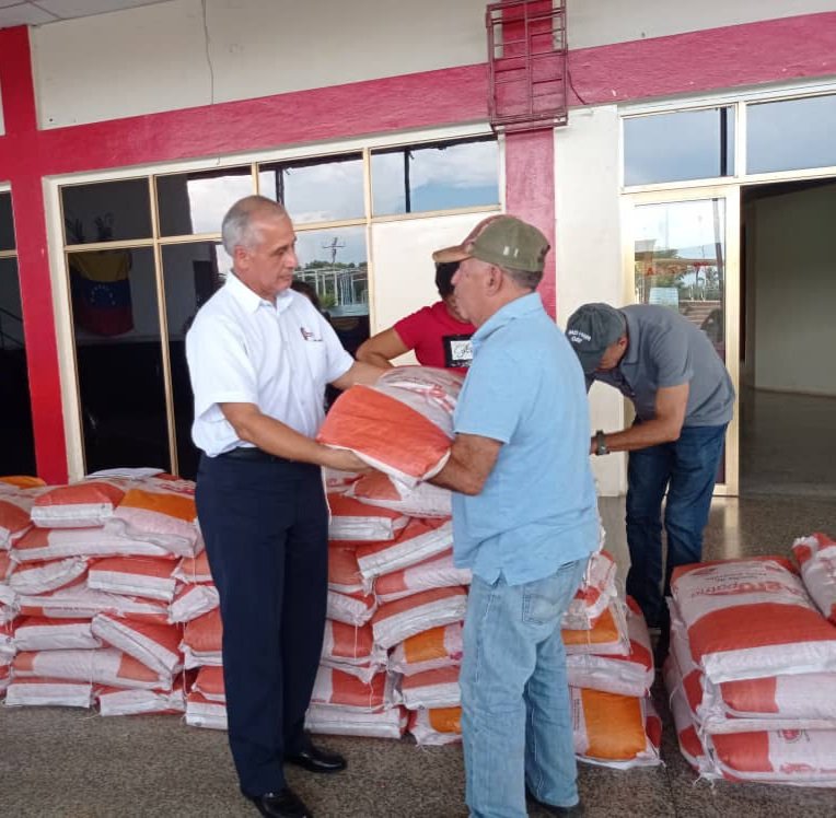 corpozuliaofi's tweet photo. 2/2 Siguiendo instrucciones de nuestro Comandante Presidente @NicolasMaduro, se entregaron semillas de maíz a pequeños y medianos agricultores, la meta es alcanzar en la COL un total de 10 mil hect. para consolidar el plan de soberanía alimentaria.@Corpozuliaofi @JacquelinePSUV https://t.co/DR84ed1iLG
