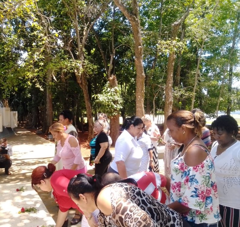 <a href="/GladysArtemisa/">Gladys Martínez Verdecia</a> <a href="/PCC/">PCC Markets</a> <a href="/DiazCanelB/">Miguel Díaz-Canel Bermúdez</a> <a href="/ValdesArtemisa/">Alexander Valdés Valdés</a> <a href="/PartidoPCC/">Partido Comunista de Cuba</a> <a href="/GobiernoArt/">Gobierno Provincial de Artemisa</a> <a href="/taniacanohernan/">Tania Cano Hernández</a> <a href="/RicardoArtemisa/">Ricardo Concepción Rodríguez</a> <a href="/DiarioArtemisa/">Periódico Artemisa</a> #CubaViveEnSusMujeres. #MujeresEnRevolución .