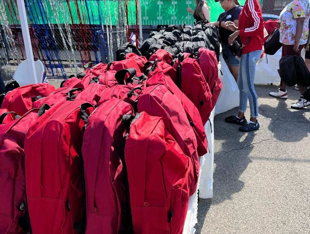 yourfirestarter's tweet photo. Today was Jon Feliciano's annual backpack and school supply giveaway. This year, he had help from @Giants teammates Ben Bredeson and Devery Hamilton to distribute the 500 backpacks to Bronx-area youth. #togetherblue https://t.co/SB041VEjxm