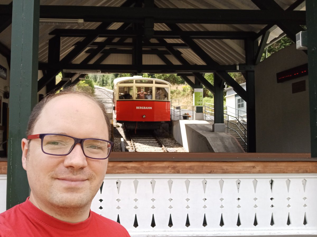 kweku_'s tweet photo. War schön. Erst mit der #ThüringerBergbahn hoch nach #Cursdorf (9-Euro-Ticket gilt komplett), dann zu Fuß über #Oberweißbach nach #Sitzendorf. Und dann noch ein Rundgang durch Arnstadt. Toller Ausflug mit @Mazbln. Danke! https://t.co/PeujBlYMkL