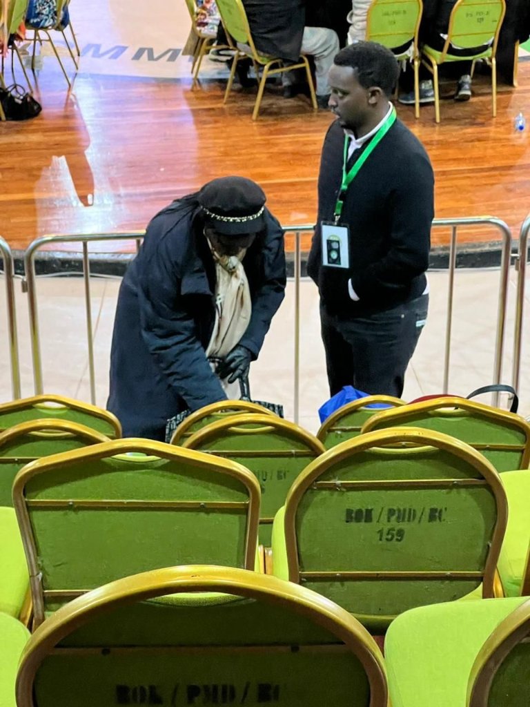 Khennah2's tweet photo. @DavisCchirchir stop acting innocent in public but evil in the dark.why don't you just accept defeat and move on.your goons have been sneaking with form.something which everybody can see even a kid in class one can see forms being switched from one goon to another..buana respect this country. https://t.co/VO1QQsuQ0m