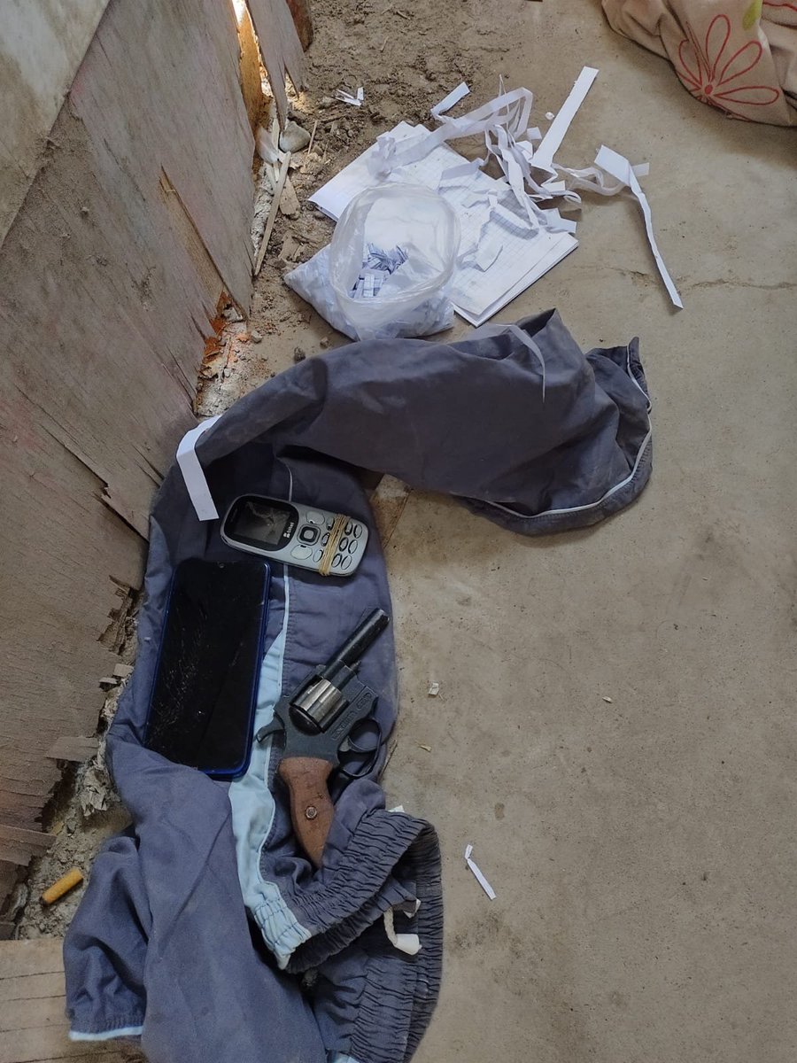 PoliciaPeru's tweet photo. A los detenidos se les decomisó más de 200 ketes de droga e incautó un revólver, una escopeta hechiza, cartuchos y una granada de guerra tipo piña. https://t.co/XhFyZ5jpPb