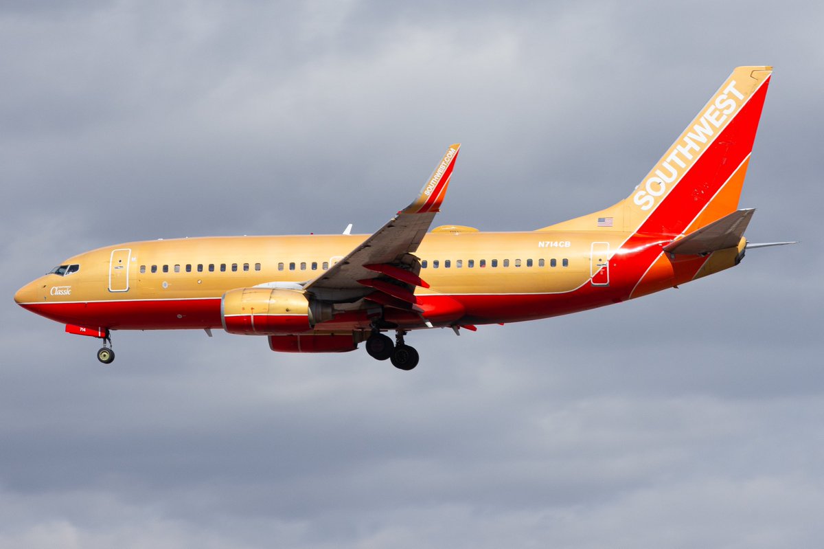PhoenixSpotting's tweet photo. A plane that will never leave our hearts! Too bad she isn’t around anymore 😔

@SouthwestAir @PHXSkyHarbor https://t.co/vClzeAjwfm