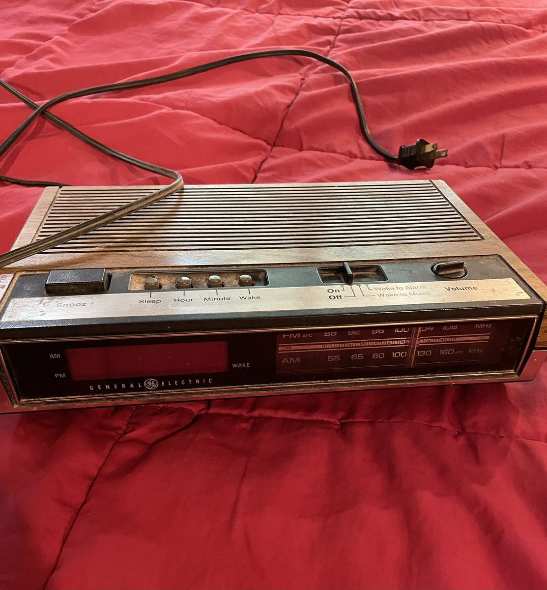 KathleenMcGill3's tweet photo. 40+ years is a great run, buddy! You hung on as long as you could. If I had a dollar for every time I hit your snooze button…. #clockradio #70sstuff https://t.co/Q3WuhclW67