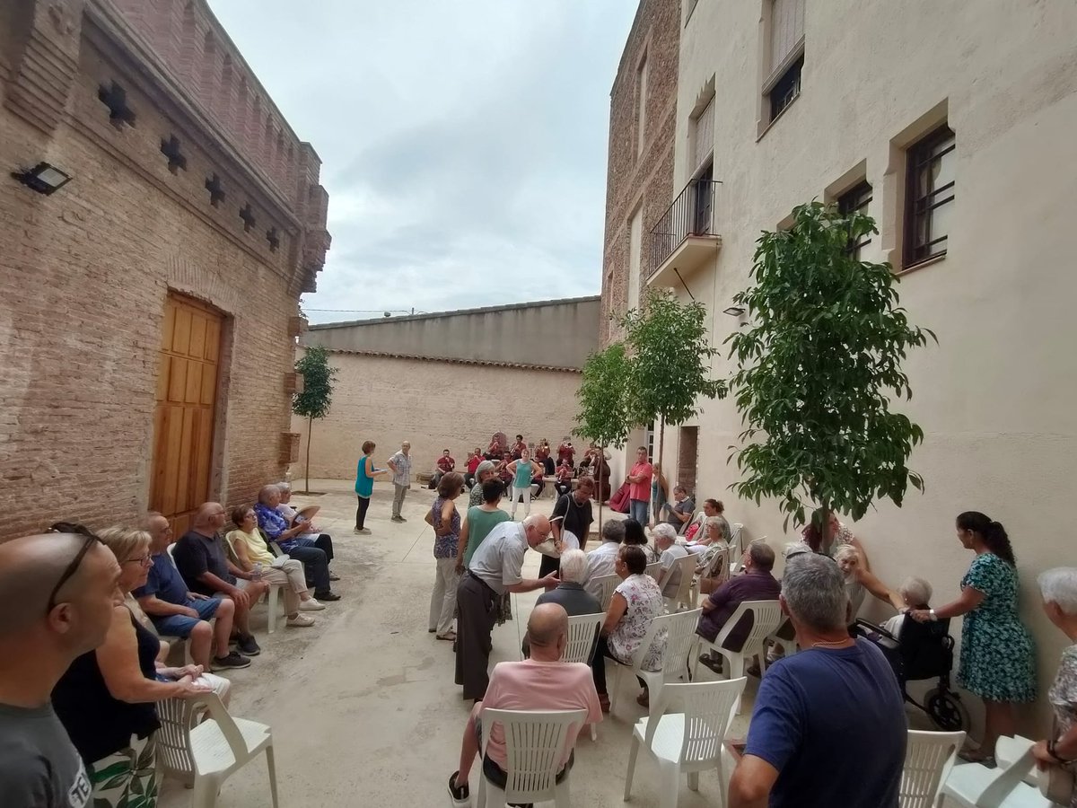 Ballada de sardanes a la Festa Major del Bruc amb la <a href="/coblasabadell/">La Sabadell</a>,  garantia de bon repertori.  Que s'han de fer les sardanes a la Plaça,  però els del concert han de fer proves de so,  no passa res,  les sardanes al pati de l' <a href="/AjElBruc/">Ajuntament del Bruc</a> ben juntets. 🤦‍♂️